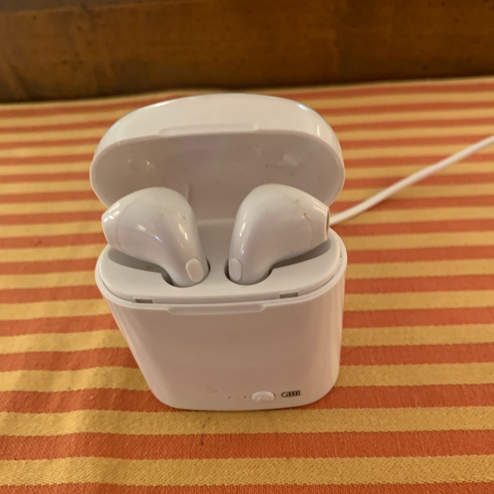 iLive Truly Wire-Free Earbuds